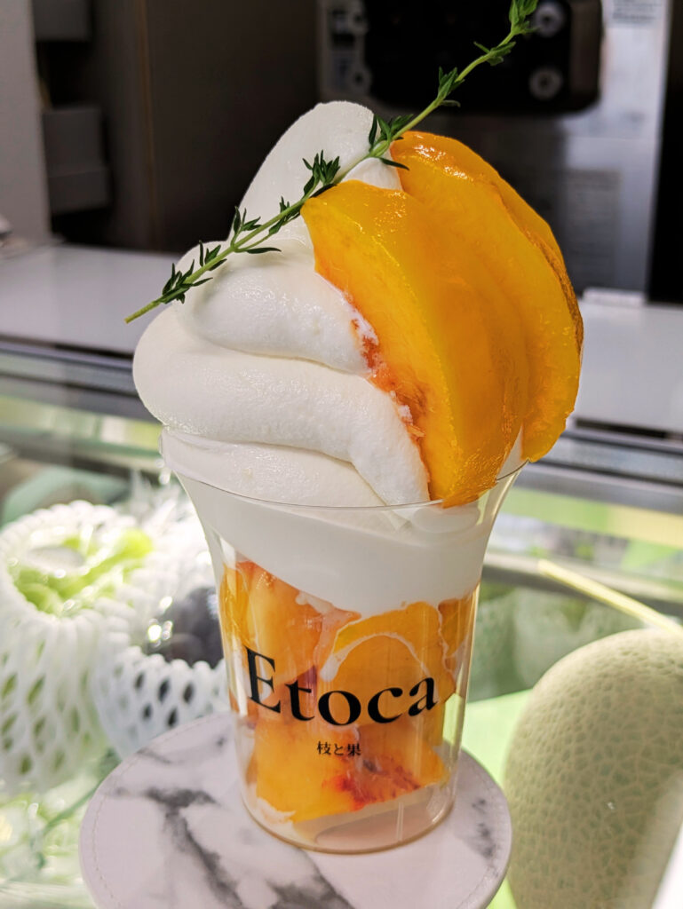 Etocaの黄金桃ソフトクリーム