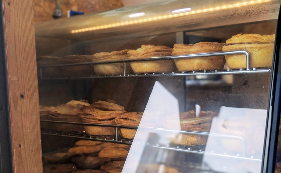 「Punk Doily」のホットショーケースに入ったミートパイ各種