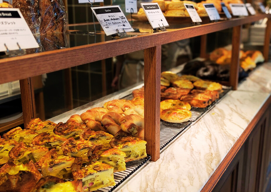 「FACTORY(ファクトリー)」のパン陳列棚の写真