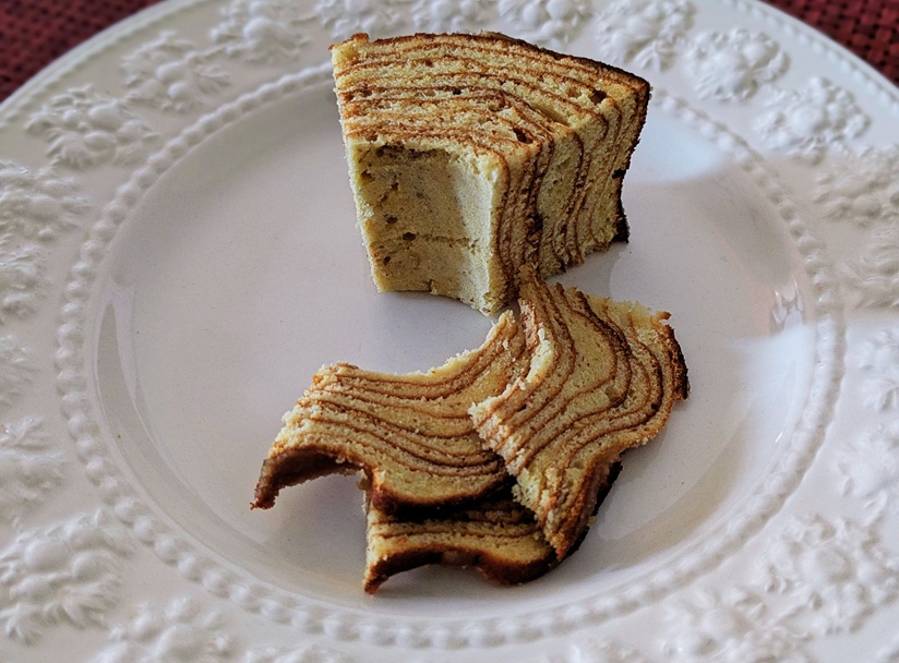 「大塚香作所」の焚火バームクーヘンをカットした画像