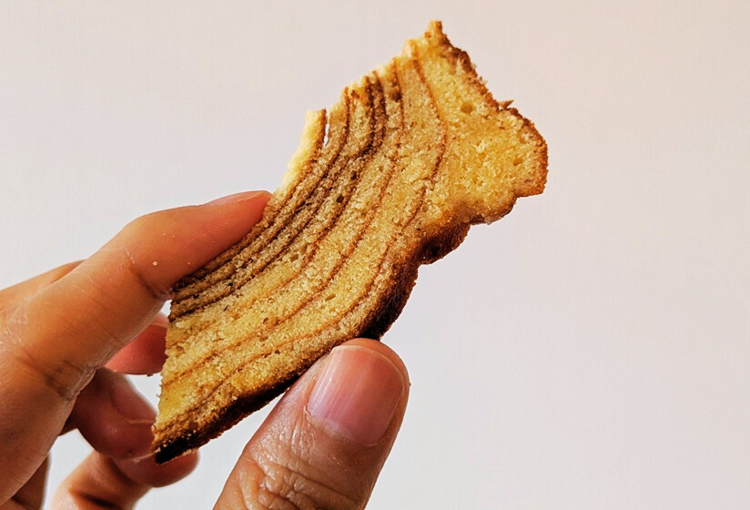 「大塚香作所」の焚火バームクーヘンをそぎ切りした画像