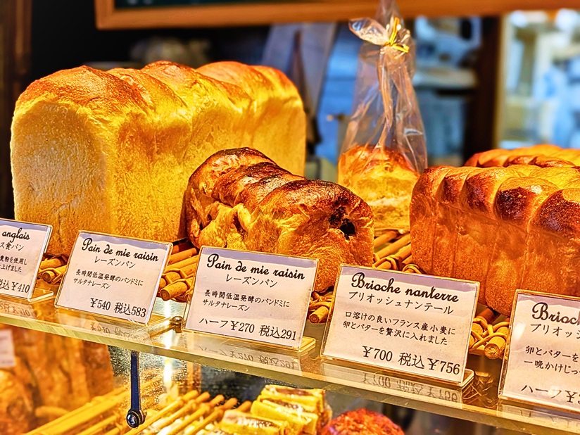 「ブーランジェリー ボネダンヌ」の店内画像(食パン、レーズンパン)