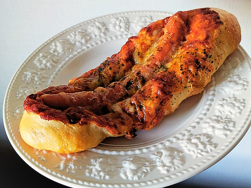 吟遊詩人のチョリソーとミートソースとチーズのフランスパンの画像