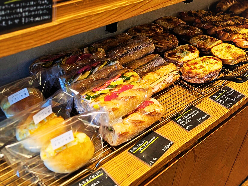 ミカヅキ堂の店内パンの画像(サンドイッチと惣菜パン)