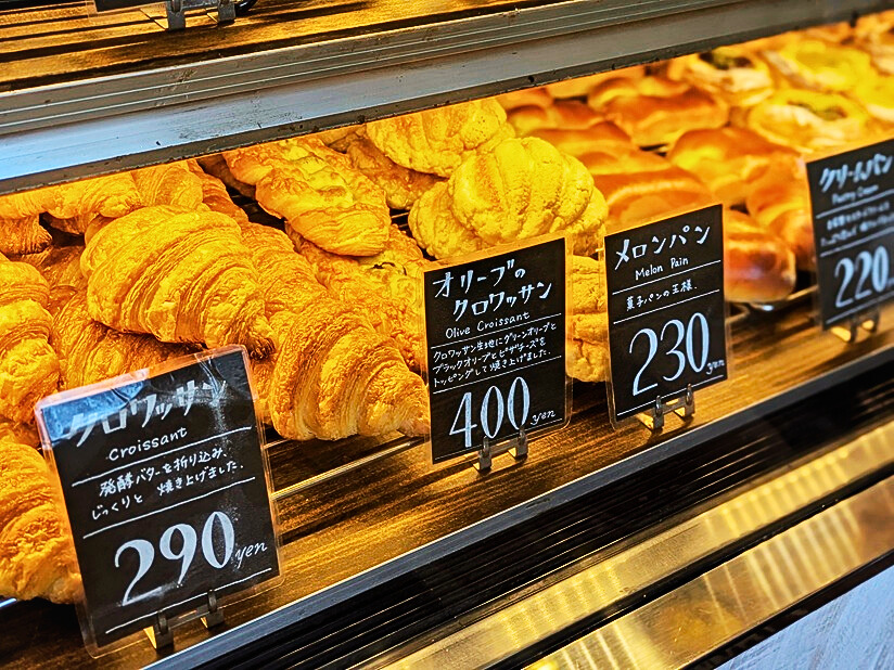 吟遊詩人の店内パンの画像（クロワッサン、メロンパン、クリームパン）