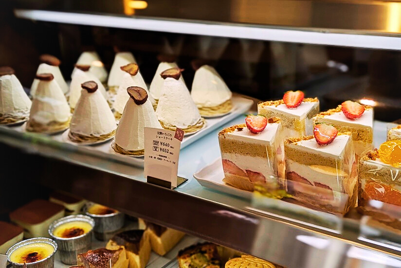 nomaru bakeの店内のケーキ画像(モンブランとショートケーキ)